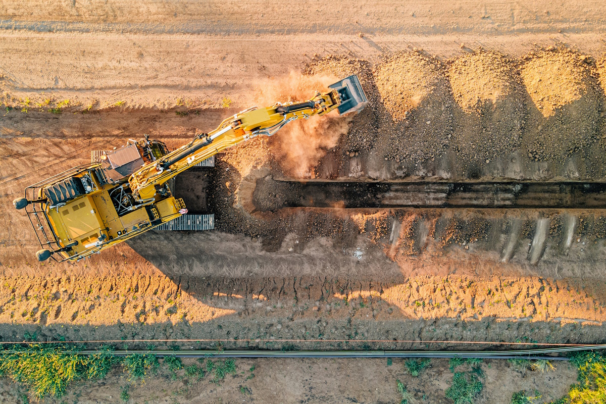 Excavadora con martillo hidráulico rompiendo roca en Barcelona