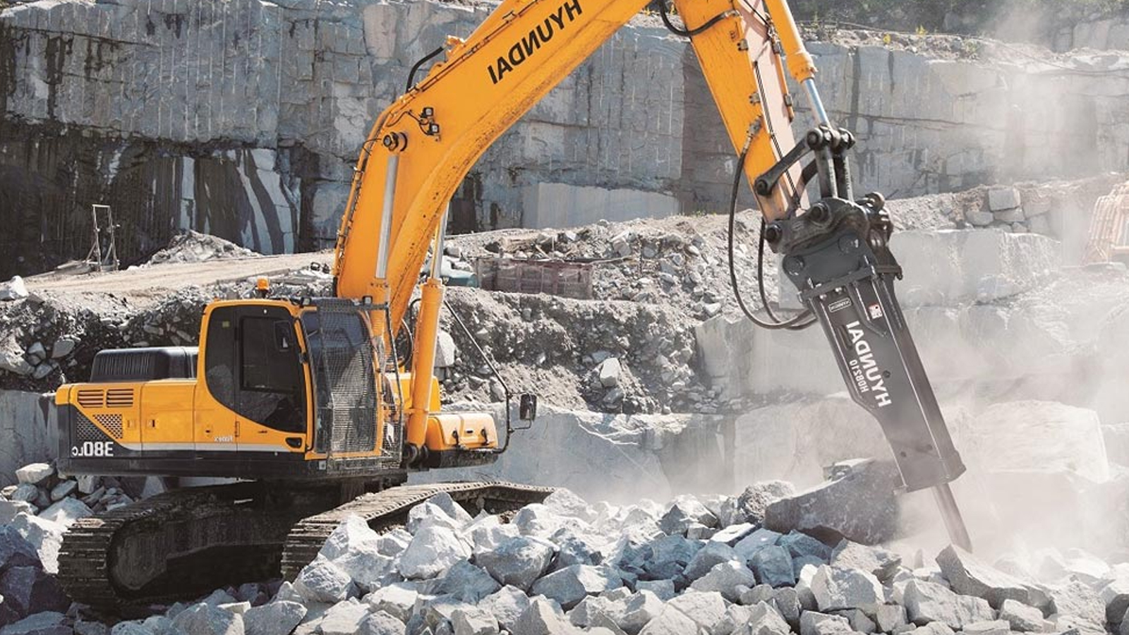 Excavación en roca con martillo hidráulico en Barcelona
