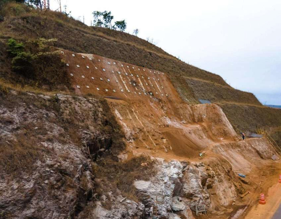 Excavación y preparación de terreno para muros de contención