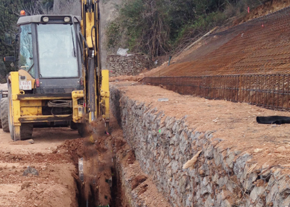 Excavación para drenajes junto a muros de contención