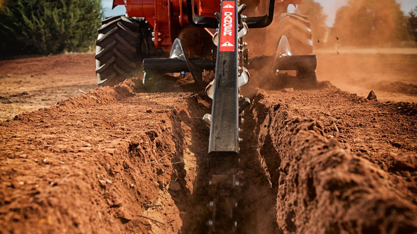 Excavación de zanja para instalaciones en la provincia de Barcelona